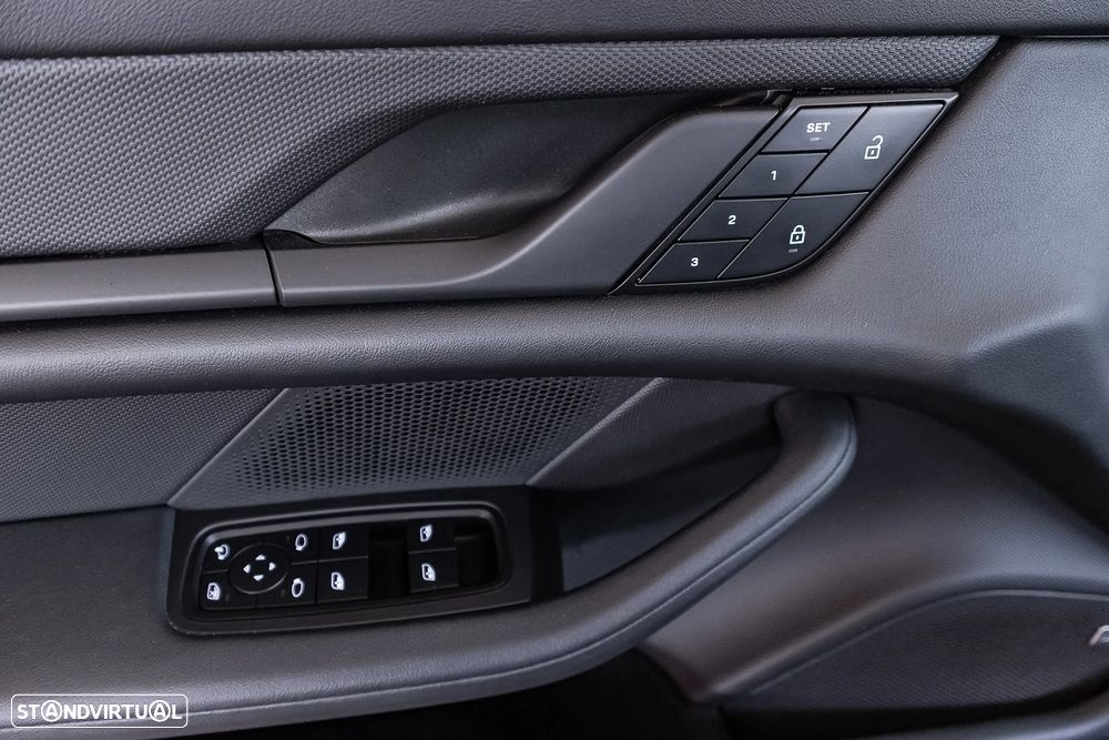 Porsche Taycan Cross Turismo 4 - 12