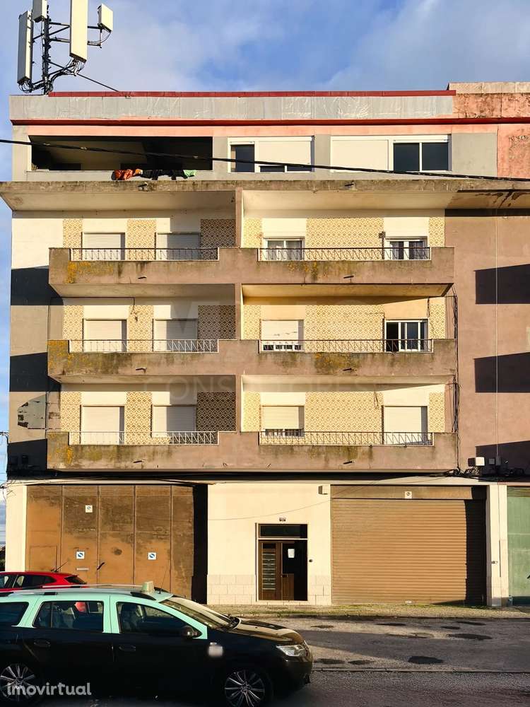 Prédio de Habitação e Comércio em Santa Iria de Azoia - Grande imagem: 4/8