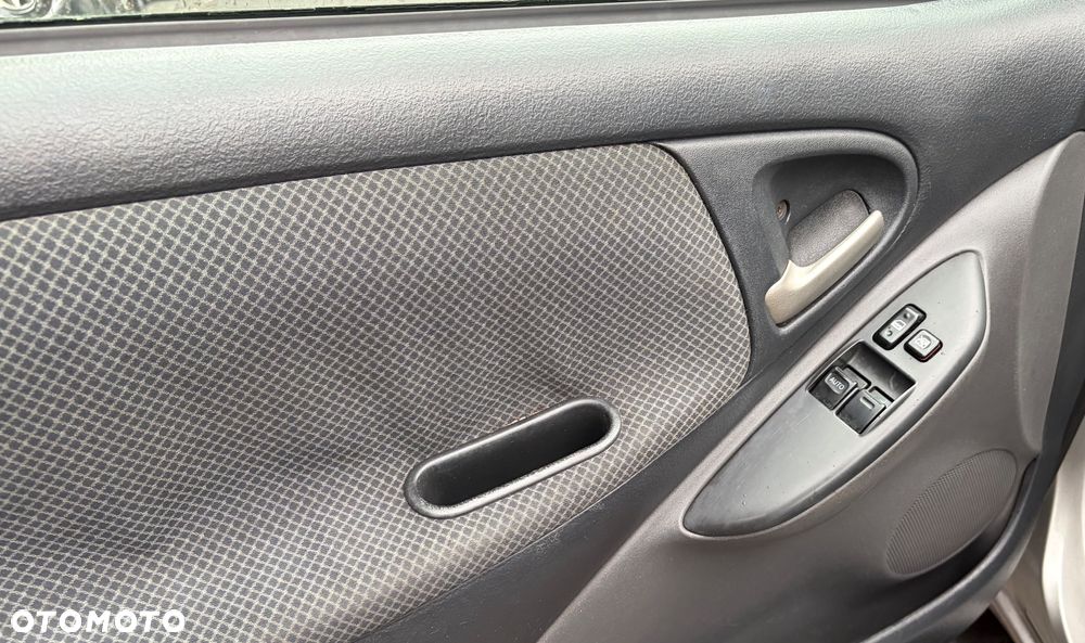 Toyota Yaris 1.0 Terra - 12