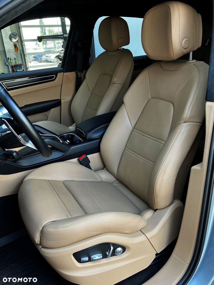 Porsche Cayenne - 16