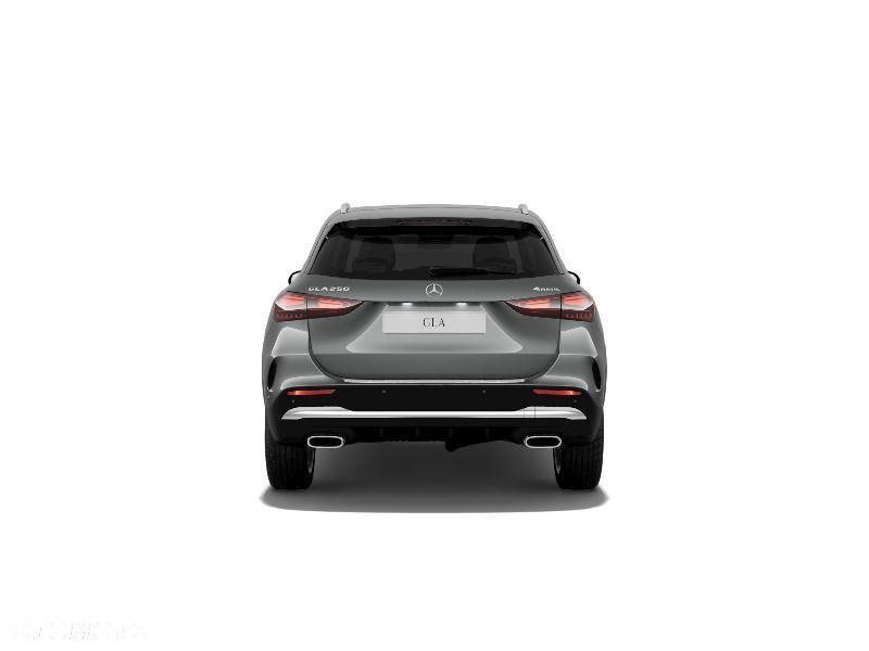 Mercedes-Benz GLA - 4