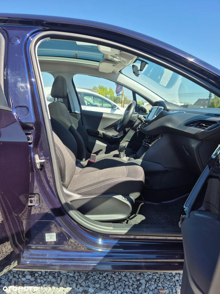 Peugeot 208 - 24
