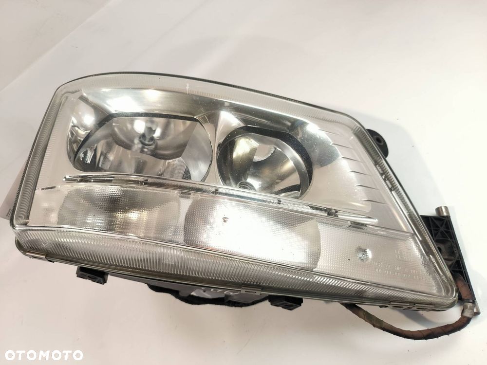 LAMPA PRAWA PRZÓD MAN TGX 18.440 - 1