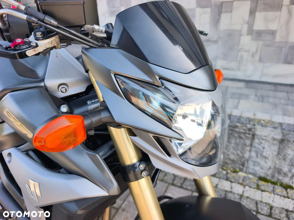 Suzuki GSR - 13