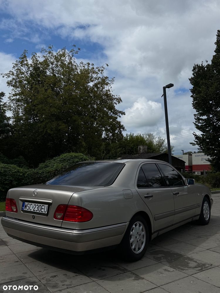 Mercedes-Benz Klasa E 230 Classic - 4