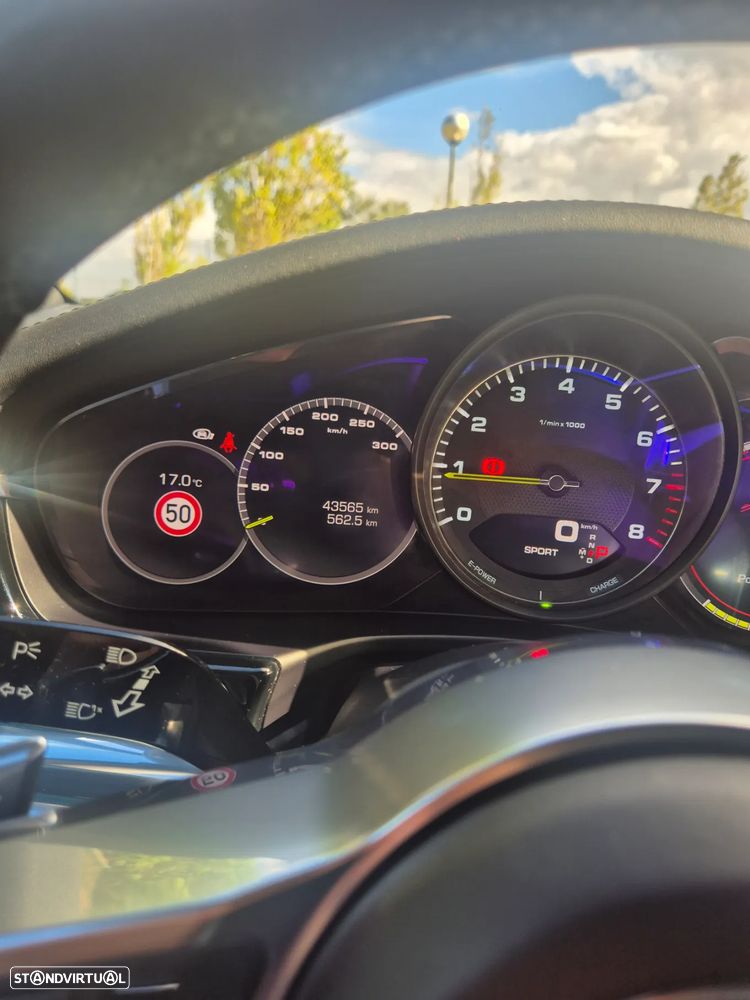 Porsche Panamera 4 E-Hybrid 10 Years Edition - 31