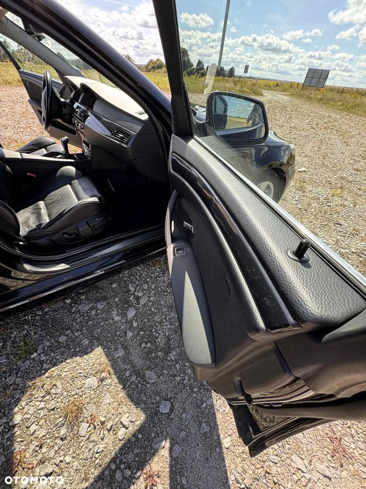 BMW Seria 5 525d - 24