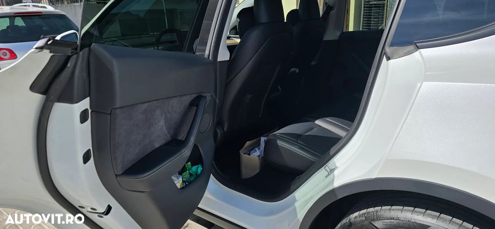 Tesla Model Y - 11