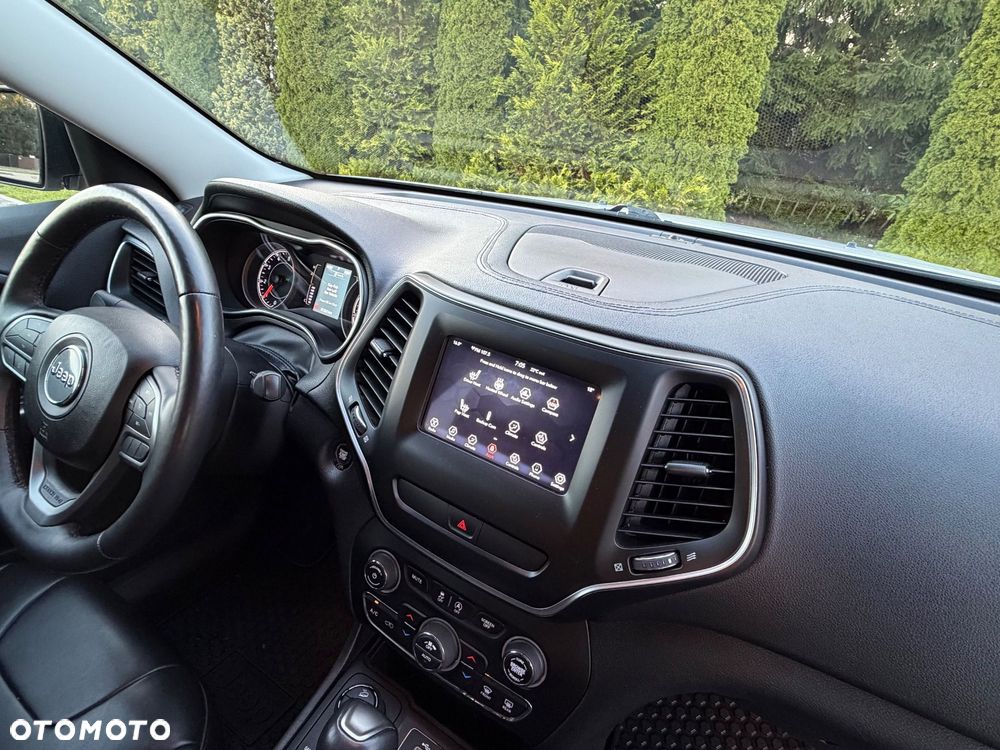 Jeep Cherokee - 23