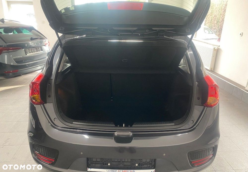 Kia Ceed - 10