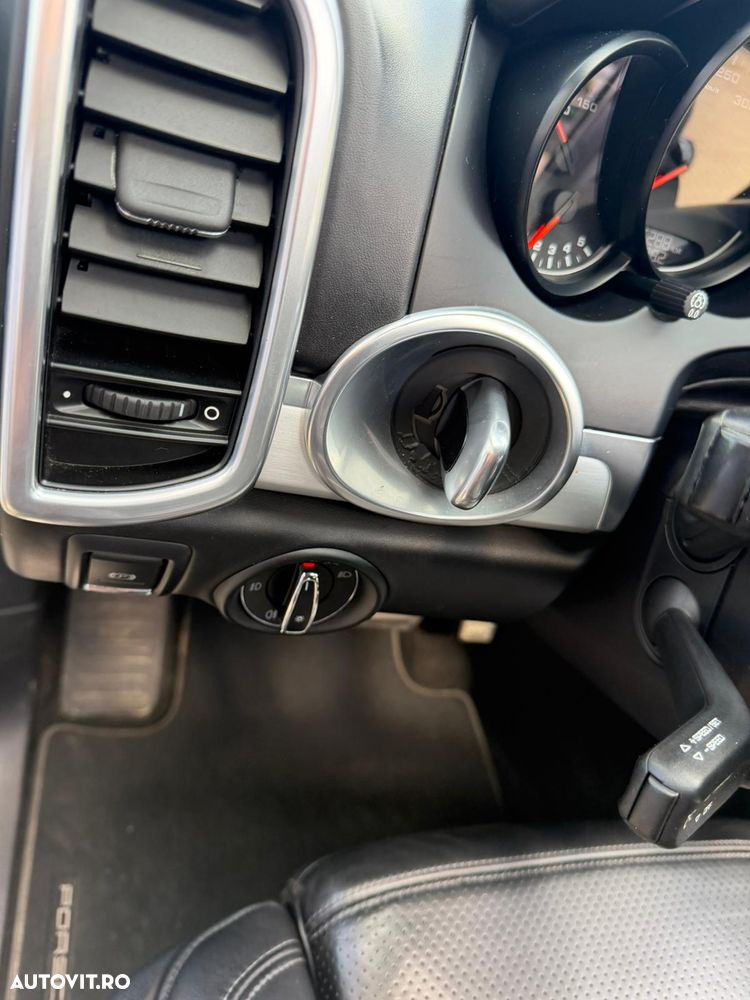Porsche Cayenne 4.8 L Turbo - 14