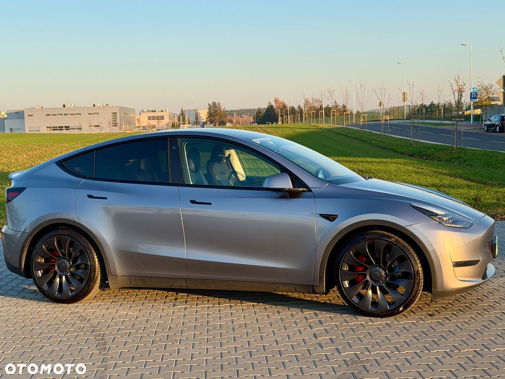 Tesla Y Performance AWD - 2