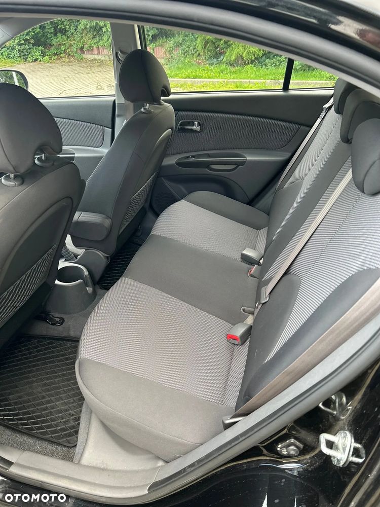 Kia Rio - 12