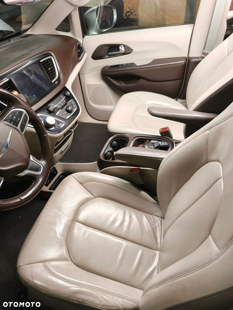 Chrysler Pacifica - 10