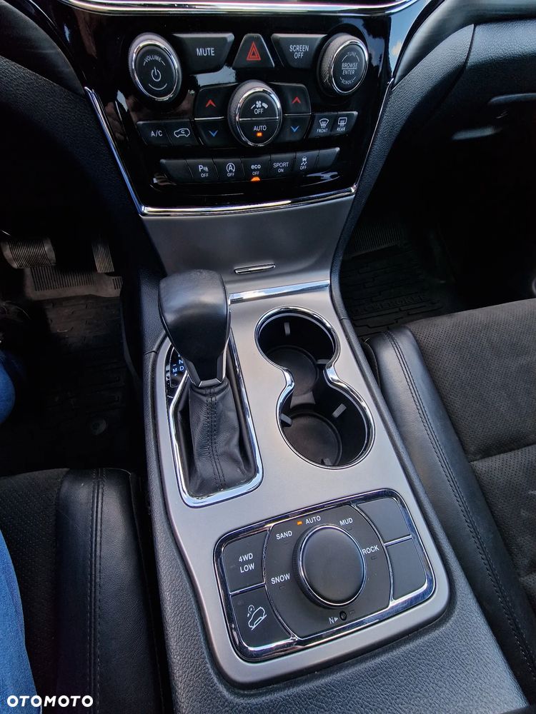 Jeep Grand Cherokee - 25