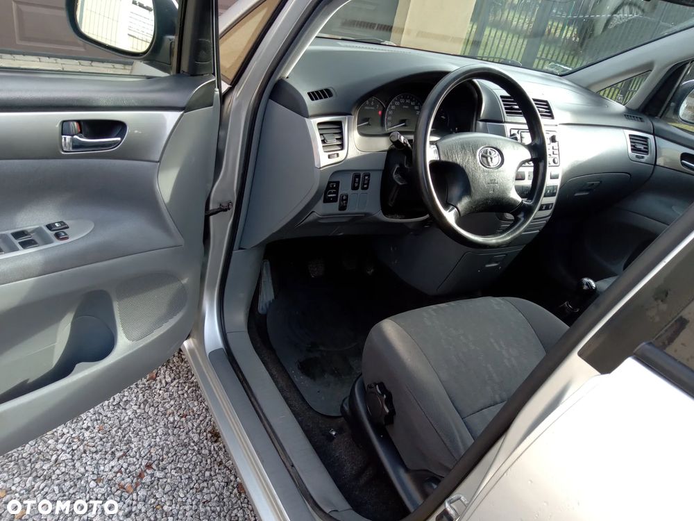 Toyota Avensis Verso - 12