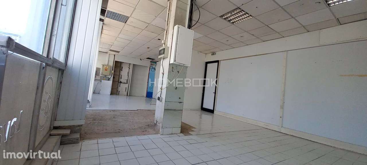 Espaço comercial amplo com elevada exposição, luz natural e potencial - Grande imagem: 2/11