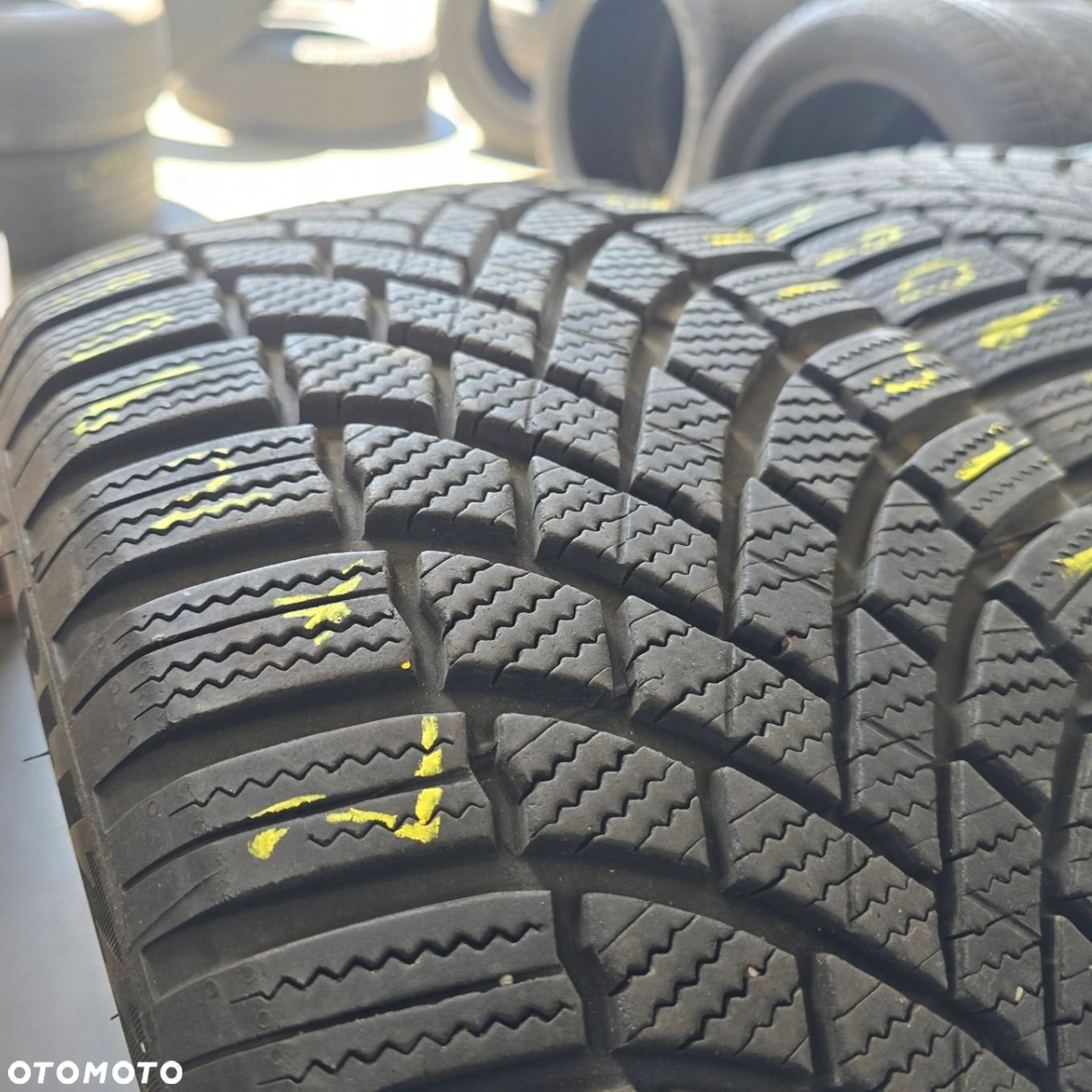 BRIDGESTONE BLIZZAK LM005 255/50R19 103T 235/55R19 101T 4X - 5
