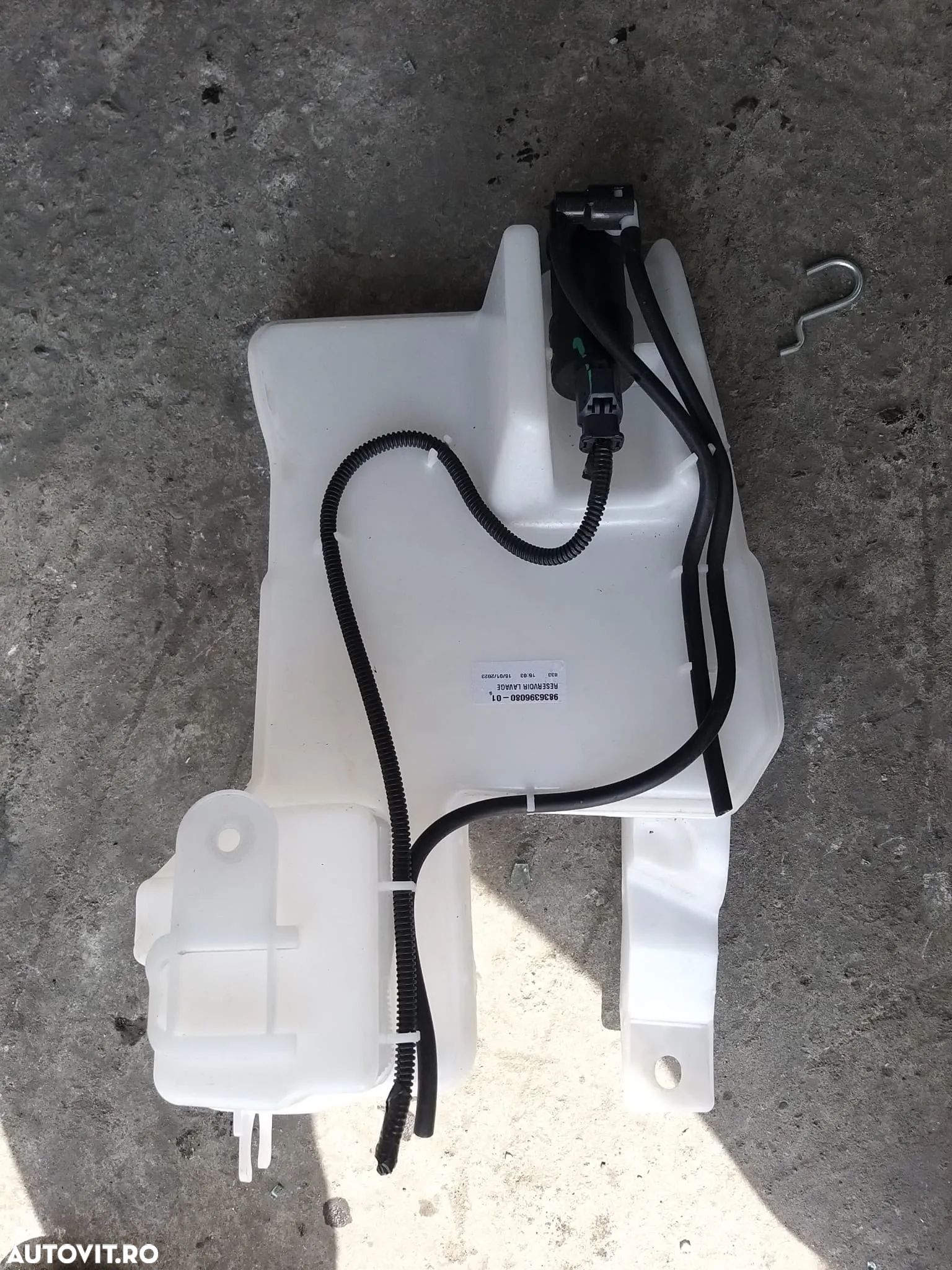 Vas Lichid Parbriz cod: 9836396080 pentru Peugeot 208 1.2 THP Benzina an dupa 2019 - 1
