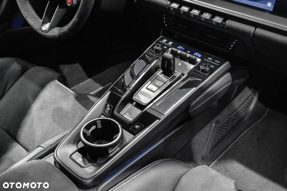 Porsche 911 Carrera 4 GTS - 37