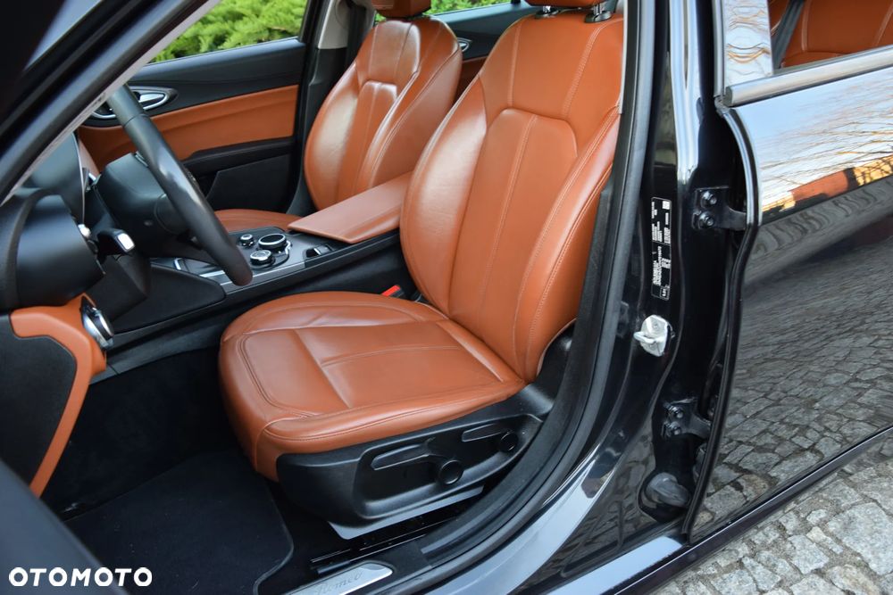Alfa Romeo Giulia 2.2 AT8 Executive - 17