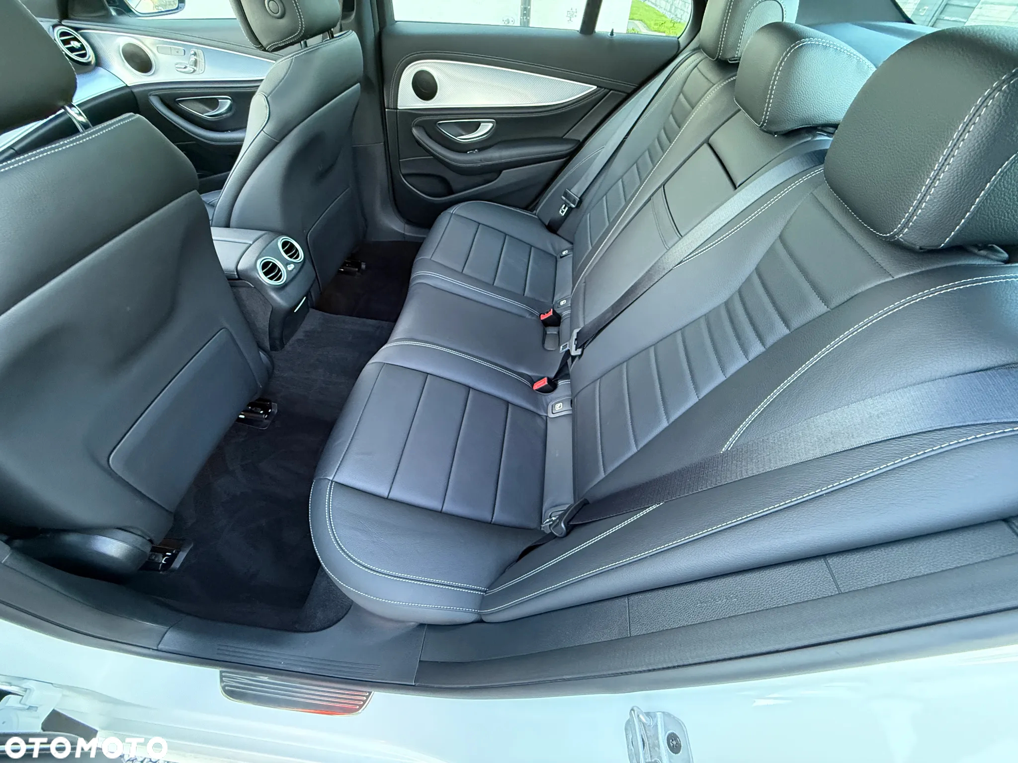 Mercedes-Benz Klasa E 220 d 4Matic T 9G-TRONIC AMG Line - 29