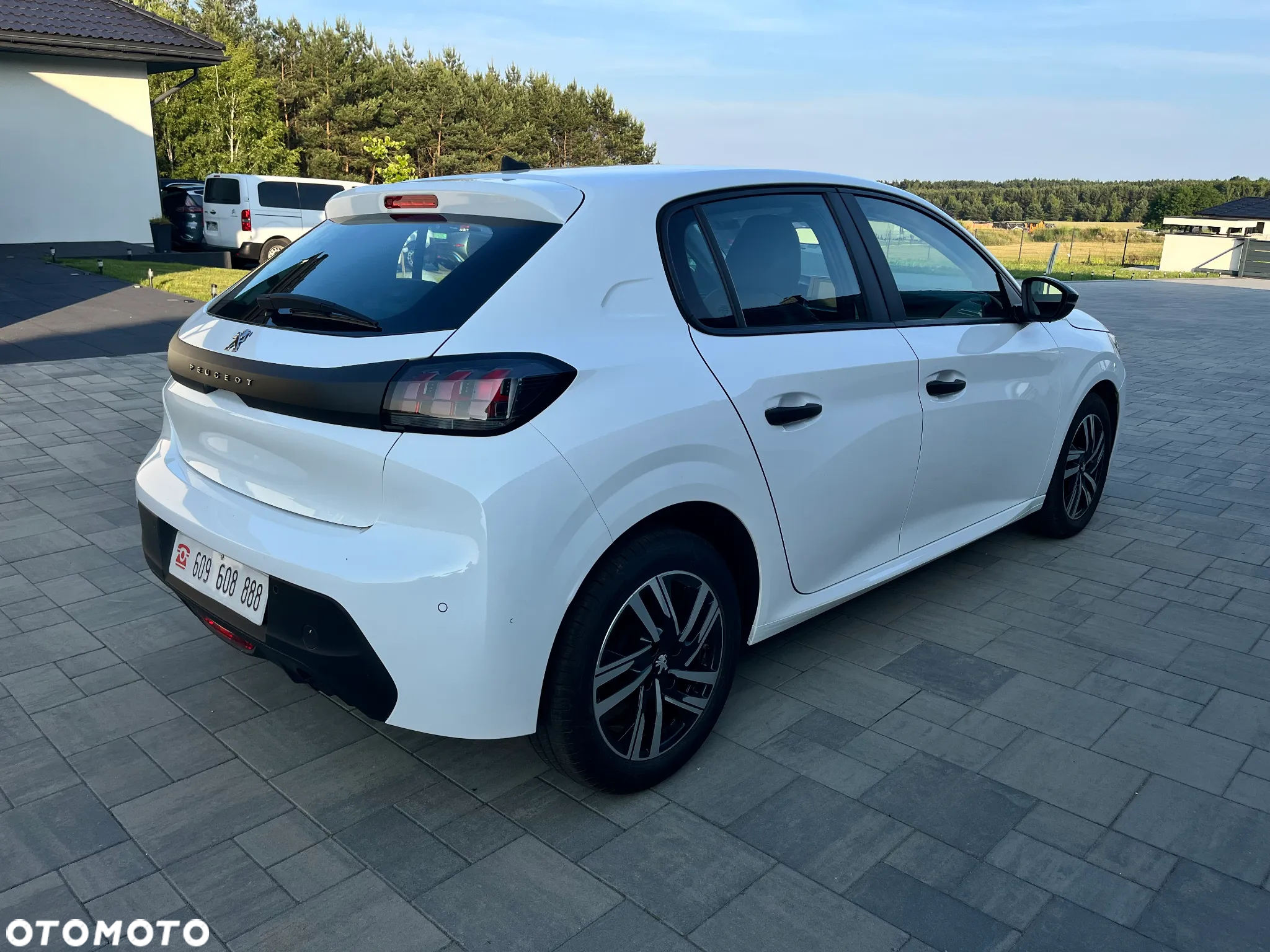 Peugeot 208 - 8