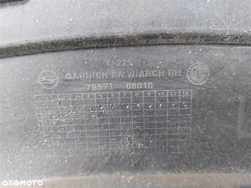 LISTWA NAKŁATKA BŁOTNIKA LEWA TYŁ SSANGYONG REXTON I 01-06R 79571-08010 - 9