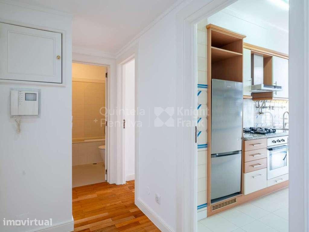 Apartamento T2 Duplex para arrendamento com garagem em Cascais - Grande imagem: 2/27