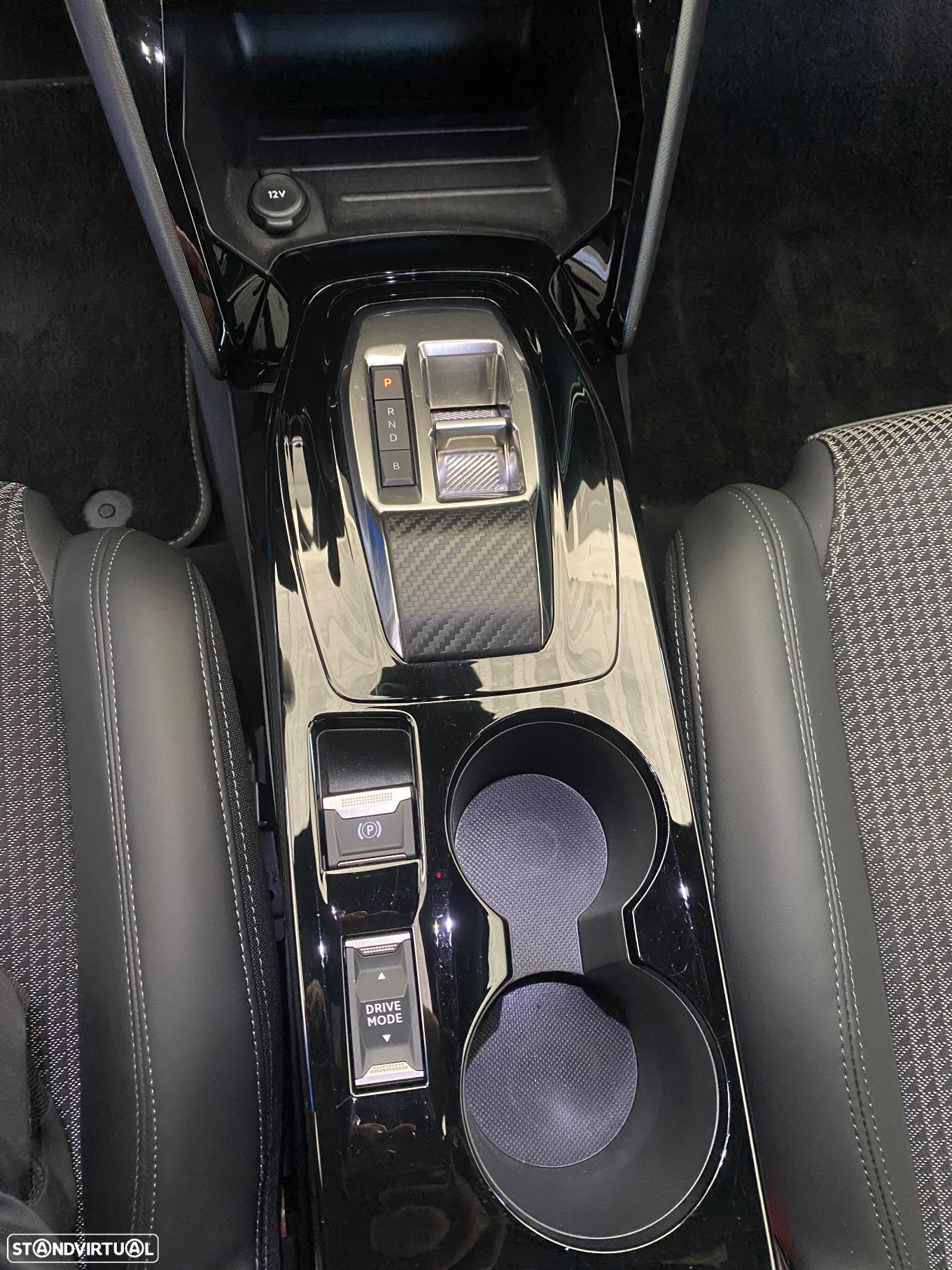 Peugeot e-208 GT - 17