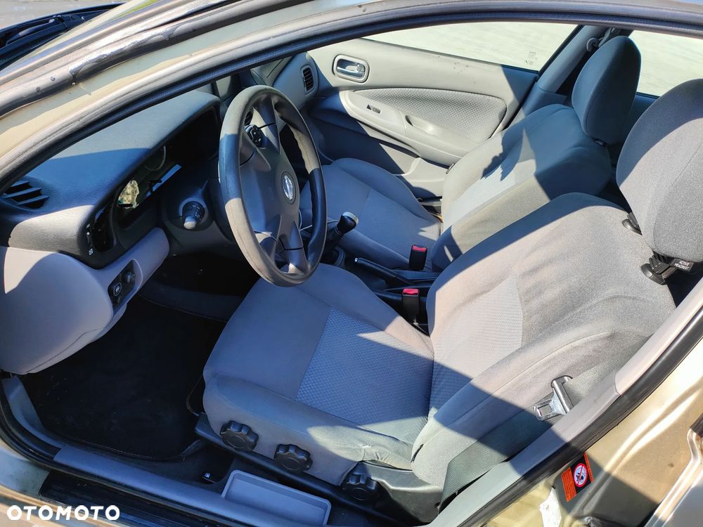 Nissan Almera 1.5 Visia + - 6