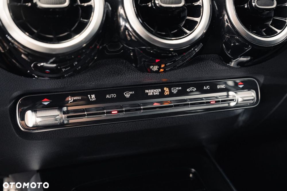 Mercedes-Benz GLB 200 4-Matic AMG Line 8G-DCT - 25