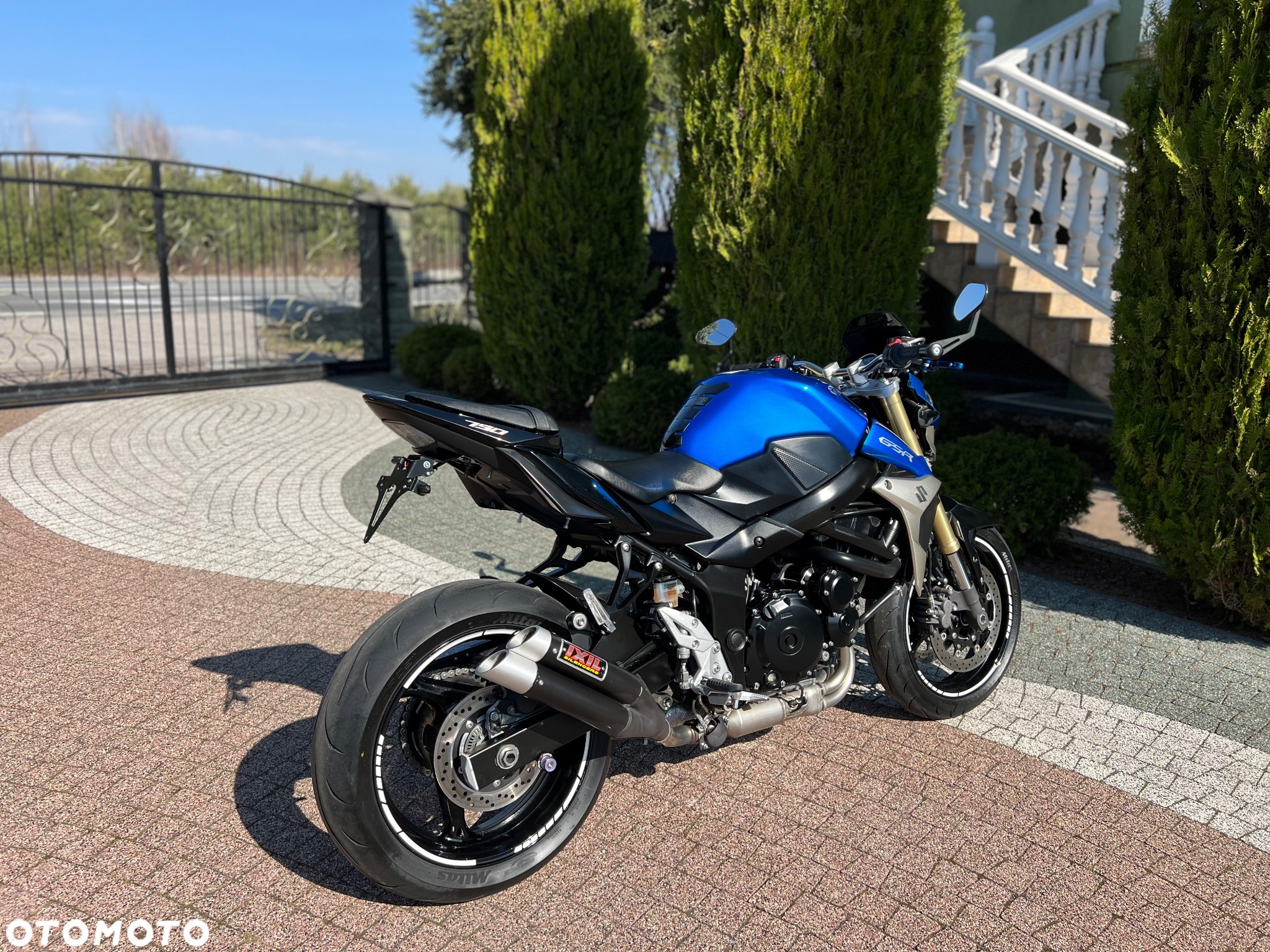 Suzuki GSR - 9