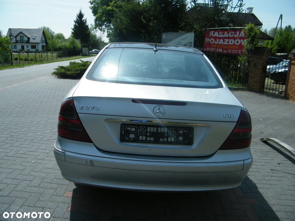 Mercedes – Benz E klasa W211 (02-06r.) 2.7 CDI 176KM. Silnik 647961 (D647961(63S), OM647) Skrzynia 722640 lakier 744 (Srebrny brylantowy- metaliczny). Cały na części. GWARANCJA !!!  Przód Tył Zestaw Komplet Drzwi Klapa Zderzak Błotnik Maska Grill Atrapa Szyba Pas Lampa Lusterko Boczki Fotel Kanapa Kokpit Deska Rozdzielcza Przełącznik Włącznik Sterownik Przewody Wiązka Instalacja Moduł Komputer Czujnik Listwa Pompa Alternator Wtryski Głowica Rozrusznik Kompresor Sprzęgło Dwumas Silnik Skrzynia ABS Klimatyzacji Paliwa Wspomagania Kolektor Turbina Przepustnica Zawór Chłodnica Koło Hak Belka Sanki Zawieszenie Mcpherson Półoś Amortyzator Wydech Tłumik Zacisk Most - 5