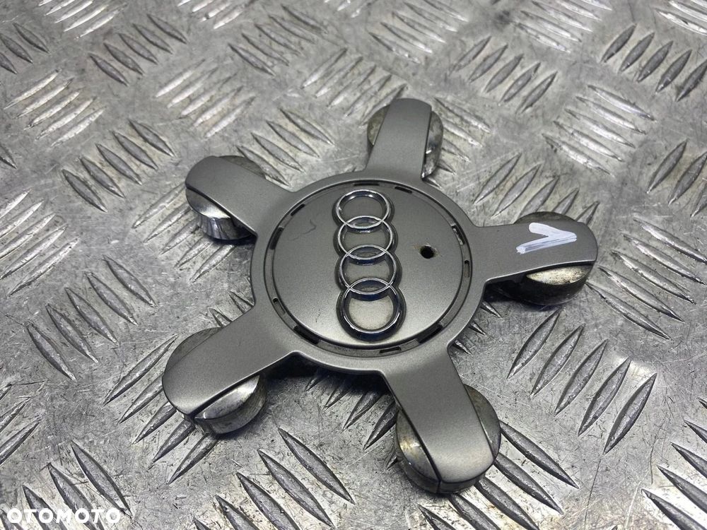 DEKIELEK KOŁPAK EMBLEMAT FELGI AUDI A4 A5 A6 A8 Q5 8R0601165 - 2