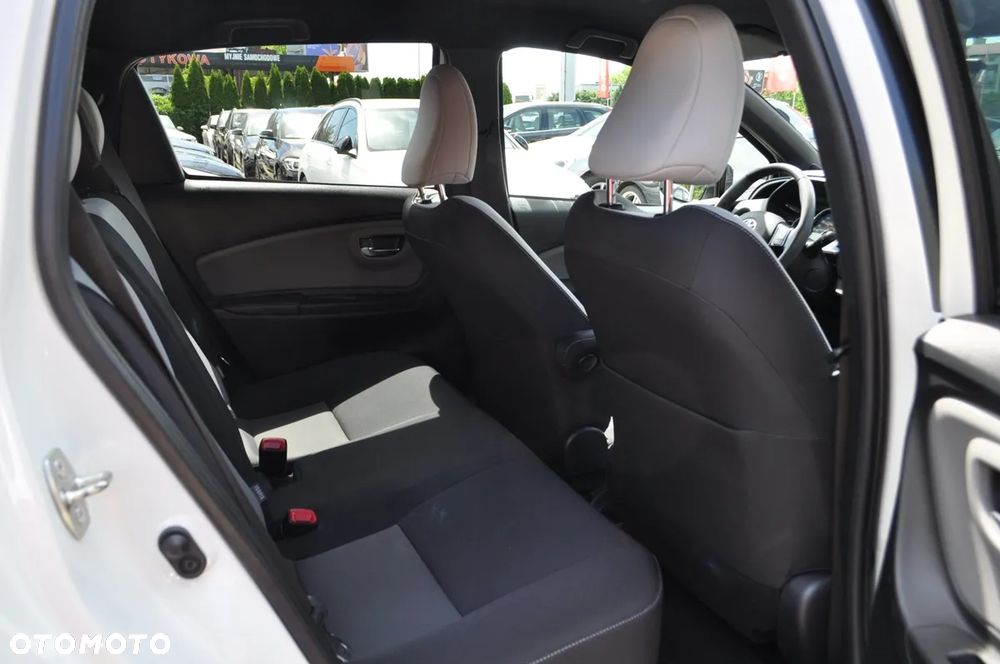 Toyota Yaris Hybrid 100 Selection Platinum - 31