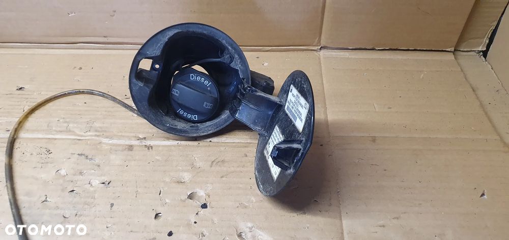 Klapka wlewu paliwa VW Passat B6 L041 3C9809857 - 5