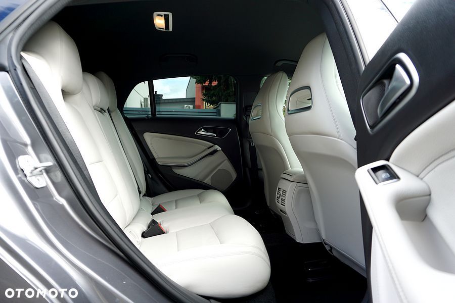 Mercedes-Benz CLA 180 Peak Edition - 27