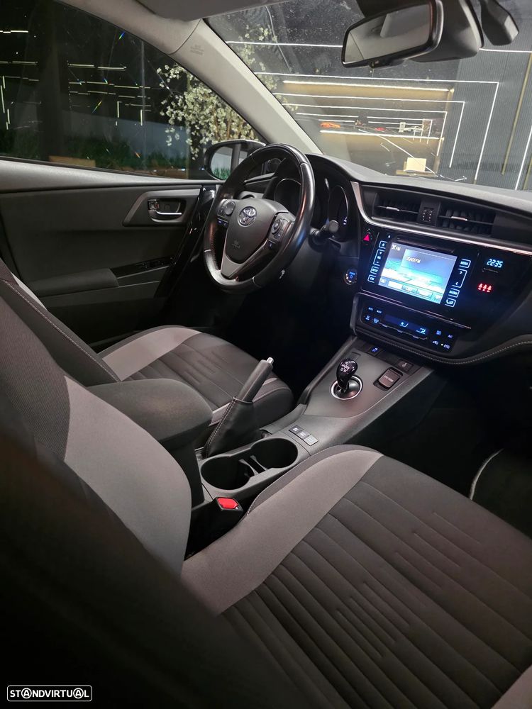 Toyota Auris Touring Sports 1.8 HSD Comfort +P.Techno+P.Sport - 11
