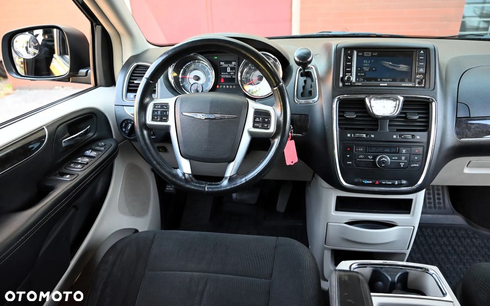 Chrysler Town & Country - 16