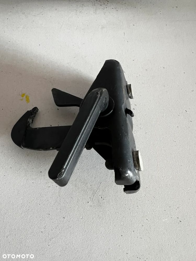 Audi A3 ZACZEP rygiel maski OE 8V0823480A - 3
