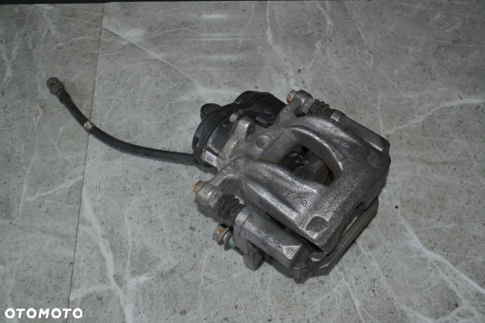 AUDI A4 B9 A5 8W ZACISK HAMULCOWY TYŁ TYLNY LEWY 8W0405BA JARZMO STAN - 2