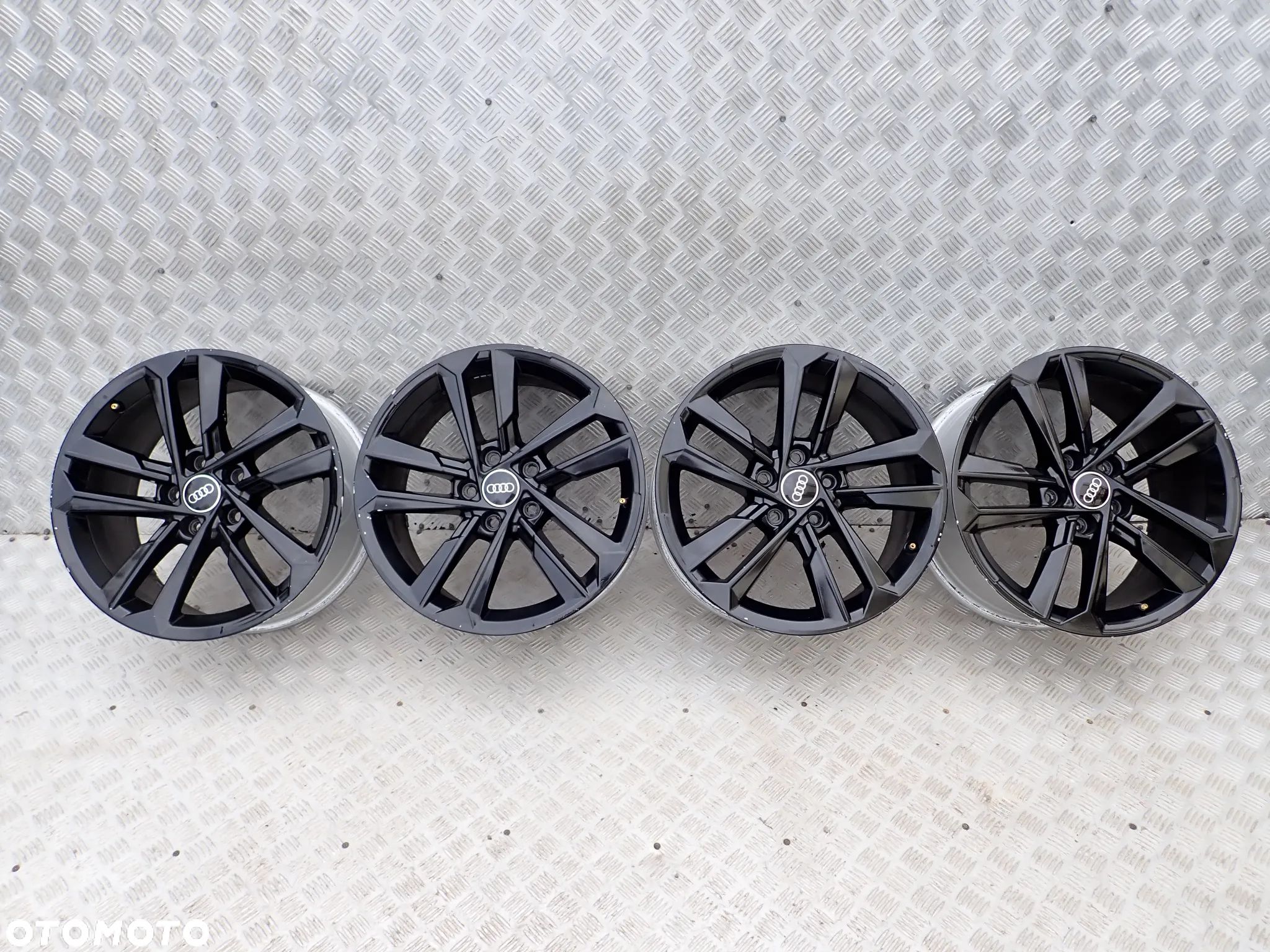 KOŁA FELGI ALUMINIOWE AUDI A3 8JX17 ET 46 5X112 8Y0601025E - 1