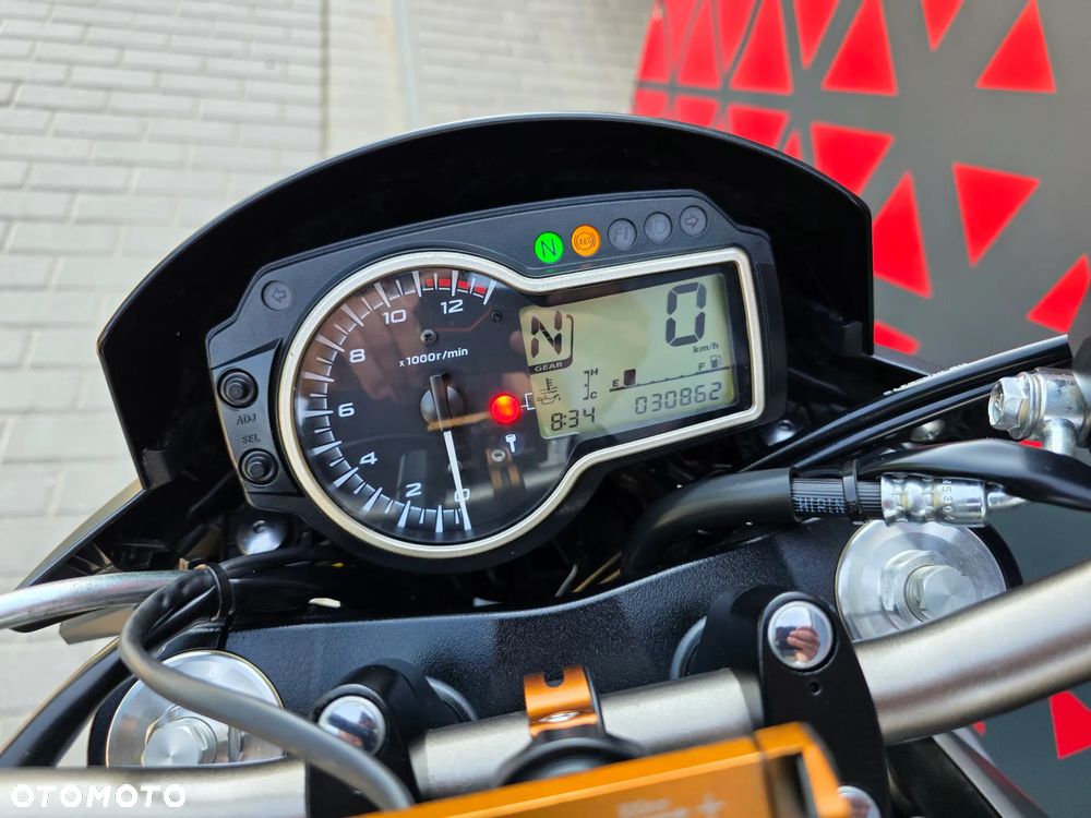 Suzuki GSR - 19
