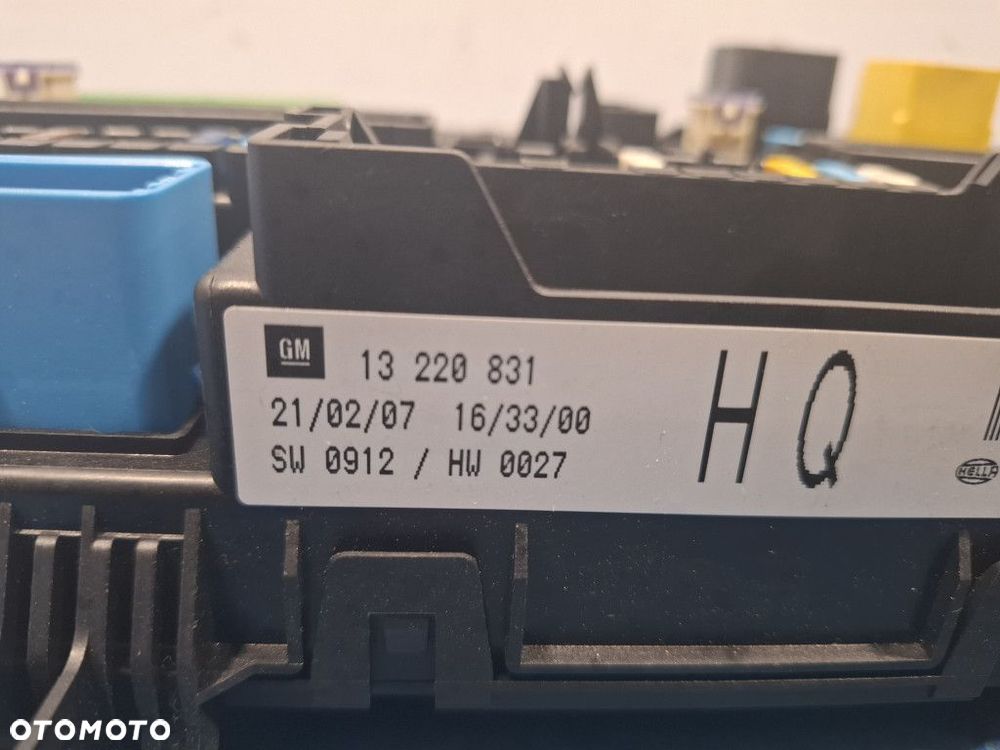OPEL ASTRA H 1.6B SKRZYNKA BEZPIECZNIKÓW 13220831 - 2