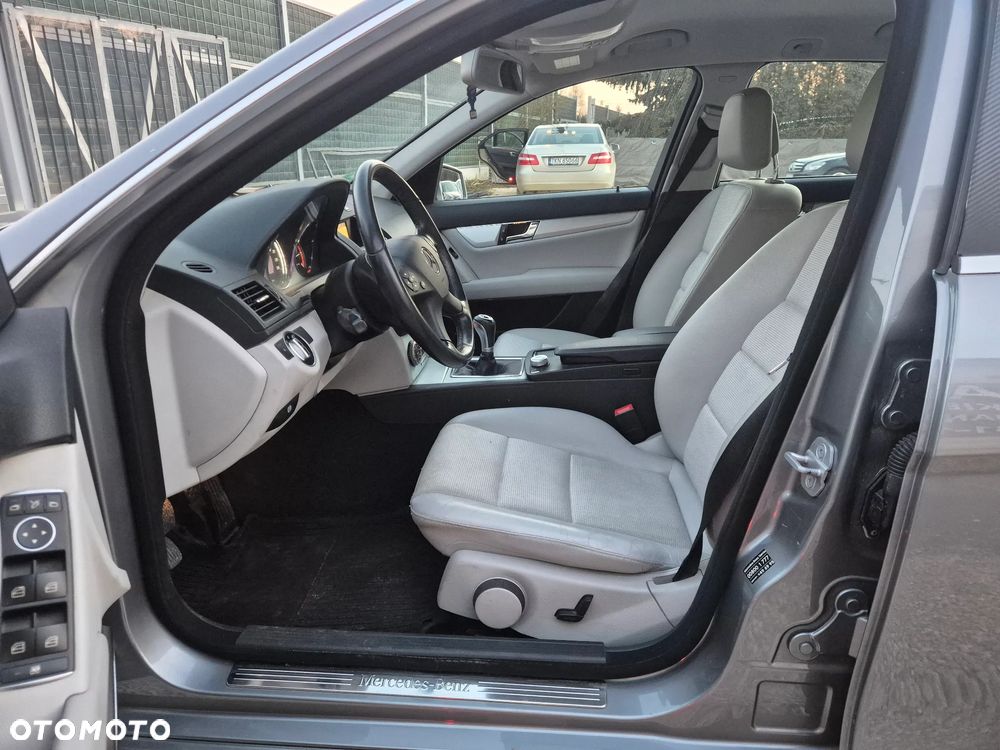 Mercedes-Benz Klasa C 220 CDI DPF BlueEFFICIENCY Avantgarde Edition - 5