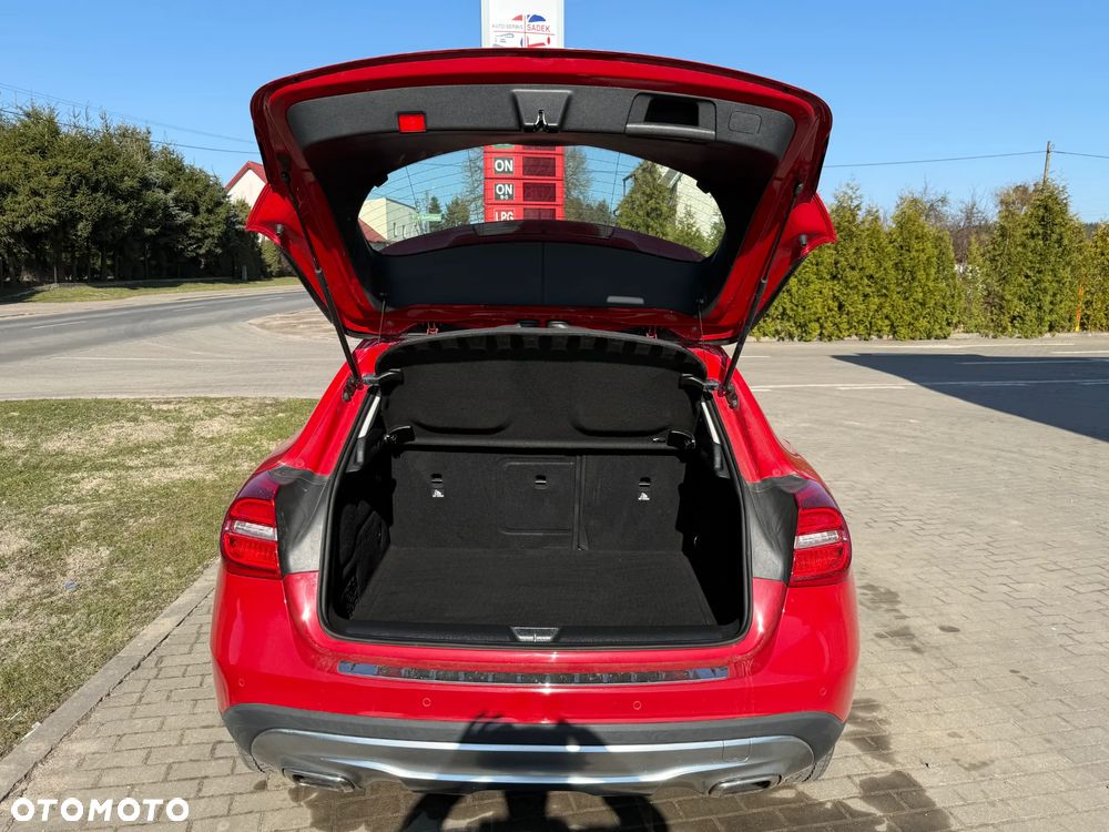 Mercedes-Benz GLA 180 7G-DCT - 33