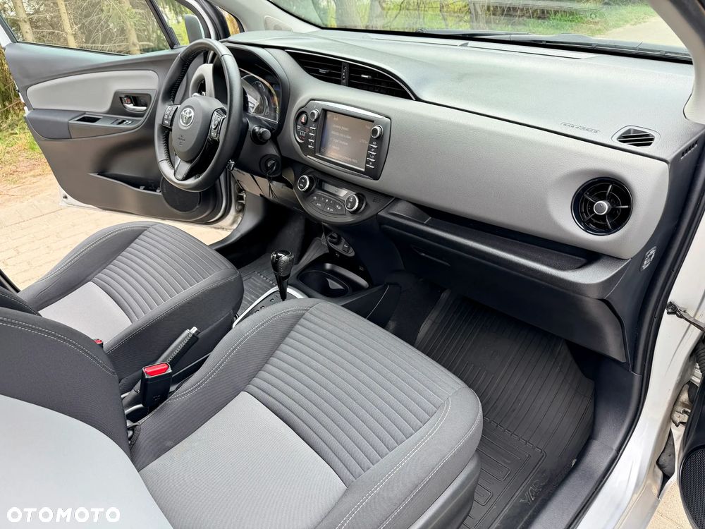 Toyota Yaris Hybrid 100 Sol - 15