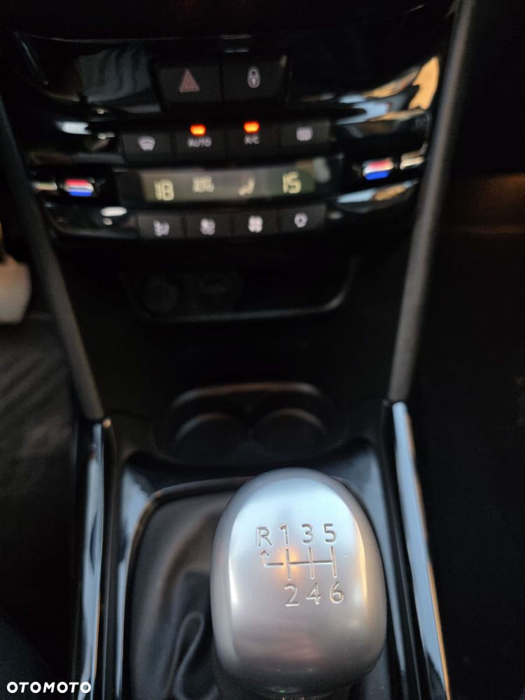 Peugeot 2008 1.2 Pure Tech Allure S&S - 18