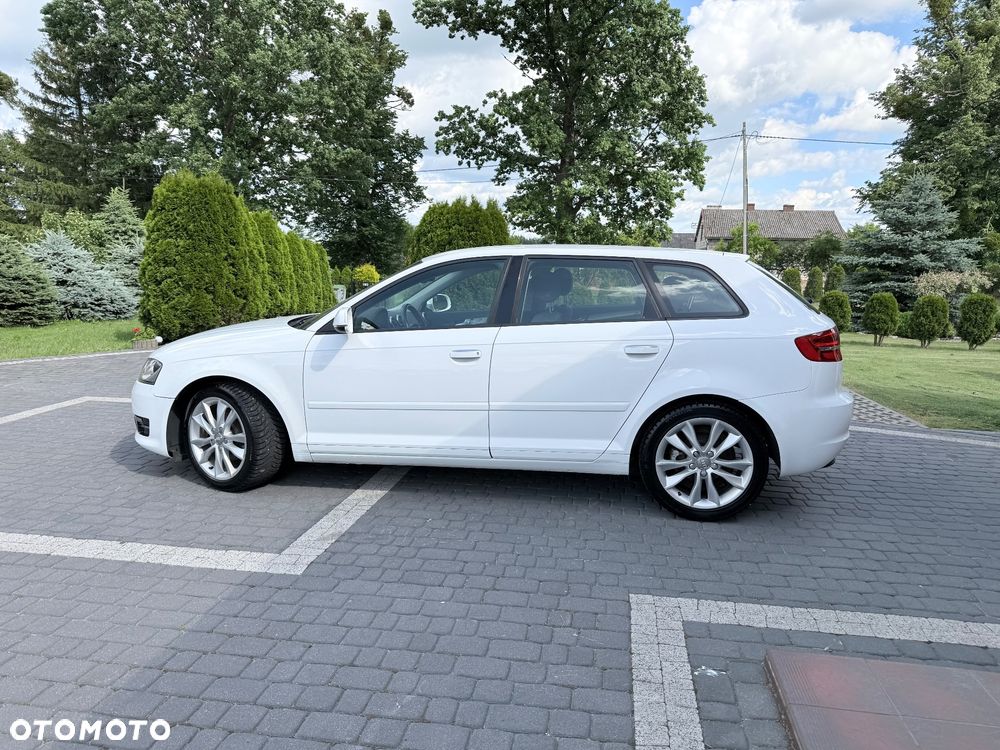 Audi A3 Sportback 1.6 TDI DPF S tronic S line Sportpaket - 2
